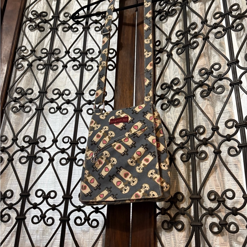 Bungalow 360 🦦 Otter Print Shoulder Bag in Blue and Pink - Picture 2 of 9